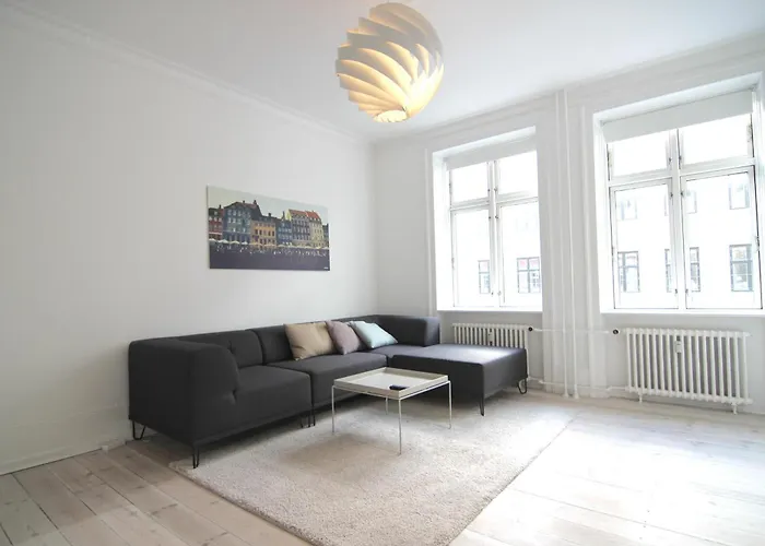 Great 1-Bed With French Balcony In City Center